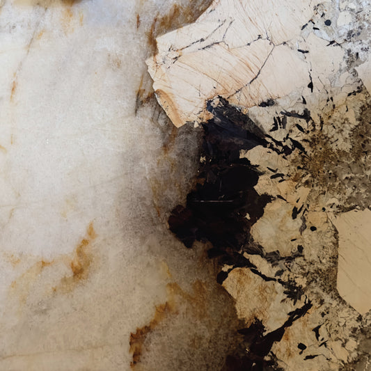 Textura de Cuarcita Patagonia con vetas minerales contrastadas y tonos cálidos característicos.