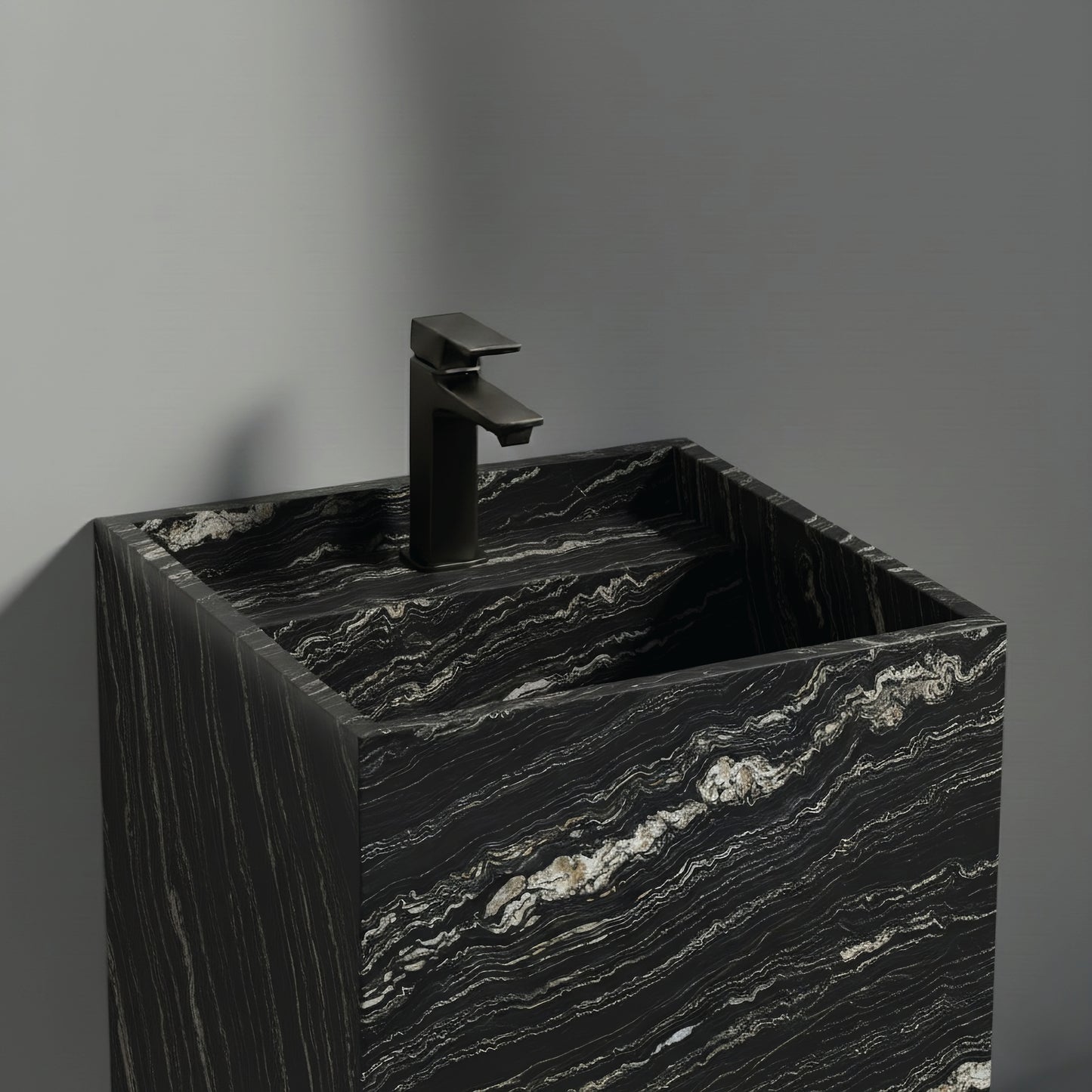 Lavabo Totem en Cuarcita Belvedere Tropical Storm con agujero para grifo, cuarcita oscura con vetas dinámicas.