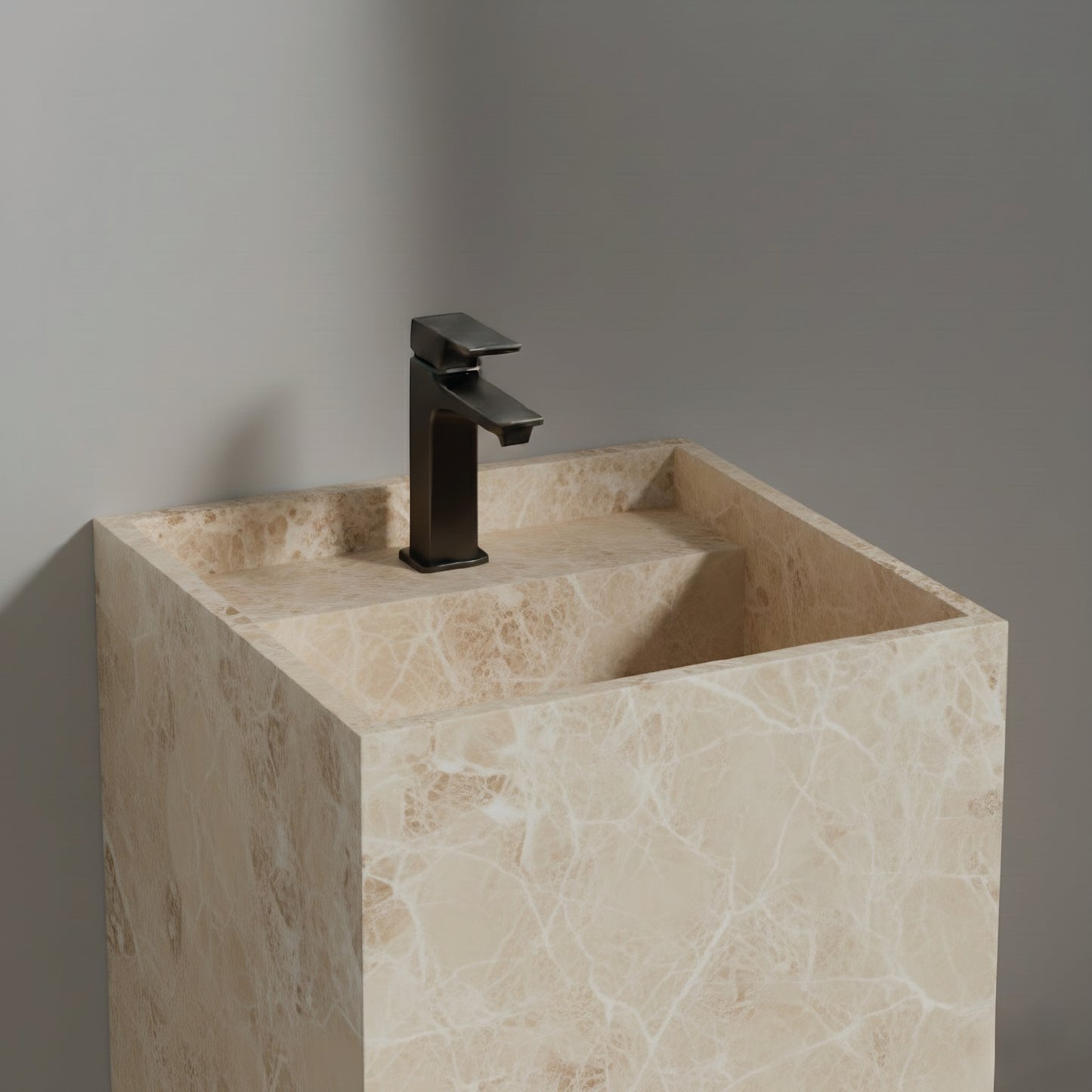 Lavabo Totem en Mármol Crema Premium con agujero para grifo, piedra beige pulida de estética cálida.