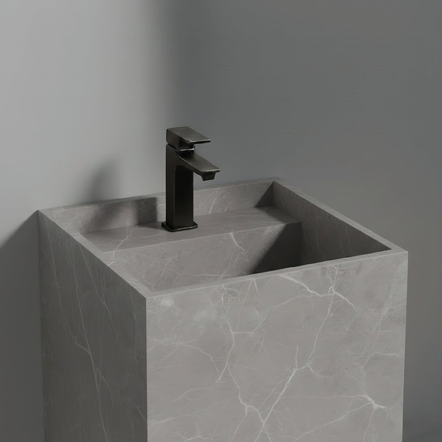 Lavabo Totem en Mármol Tundra Grey con agujero para grifo, piedra natural pulida gris.
