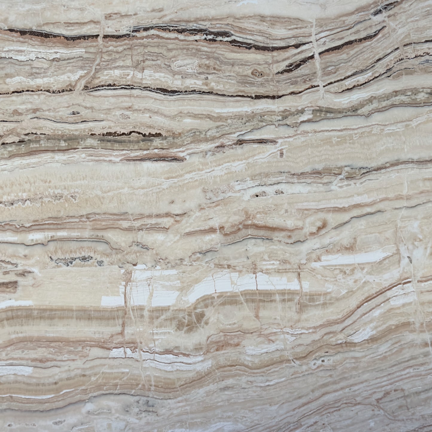 Detalle del Ónix Avorio, piedra semipreciosa de tonos marfil y vetas translúcidas naturales.