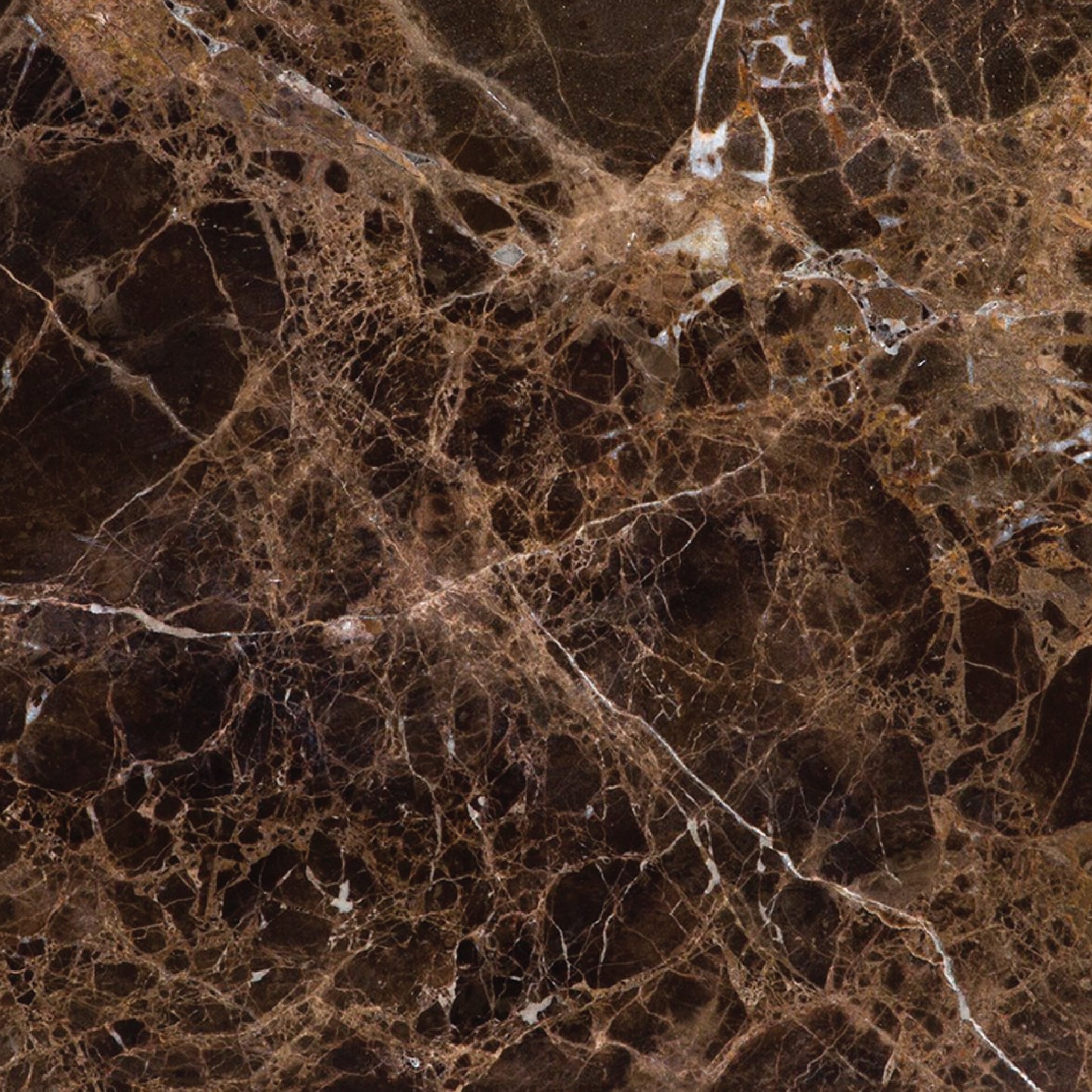 Detalle del Mármol Emperador, vetas claras y textura natural en piedra marrón pulida.