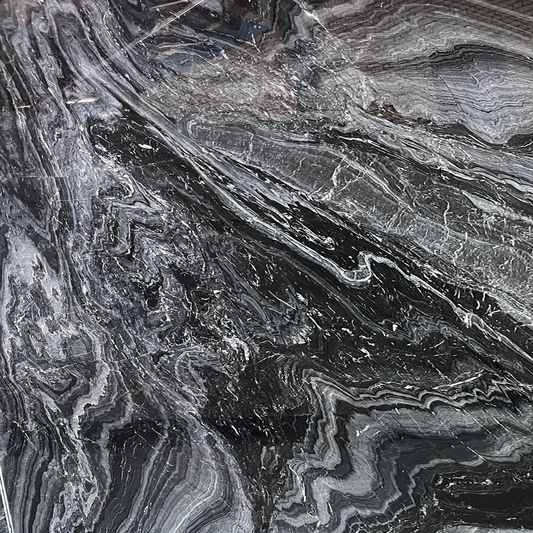 Detalle del Mármol Iris conocido con nombre "AliGudarzi", vetas suaves y textura pulida en piedra natural clara.