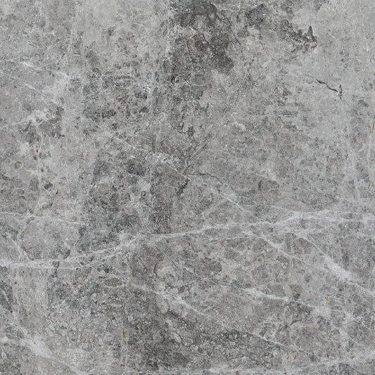 Detalle del Mármol Tundra Grey, vetas grises suaves y superficie pulida natural.