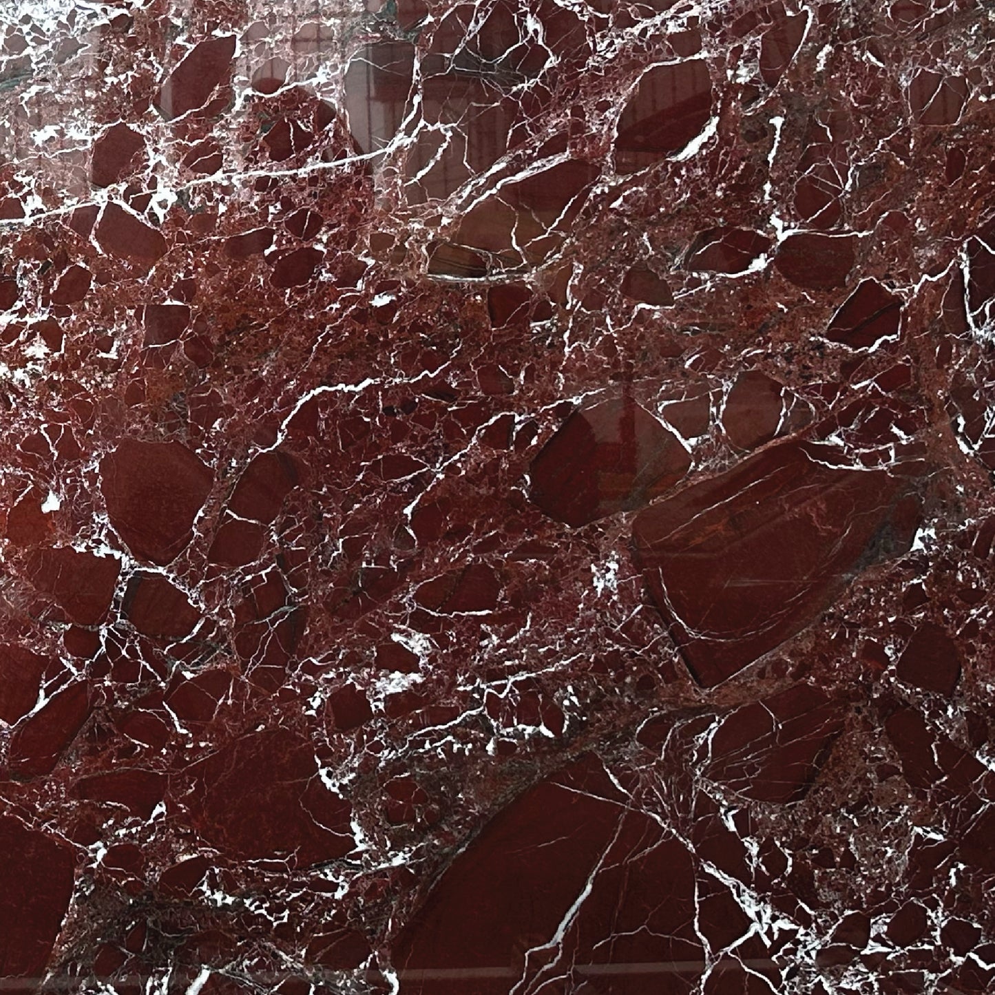 Detalle del Mármol Rosso Levanto con vetas blancas y acabado pulido