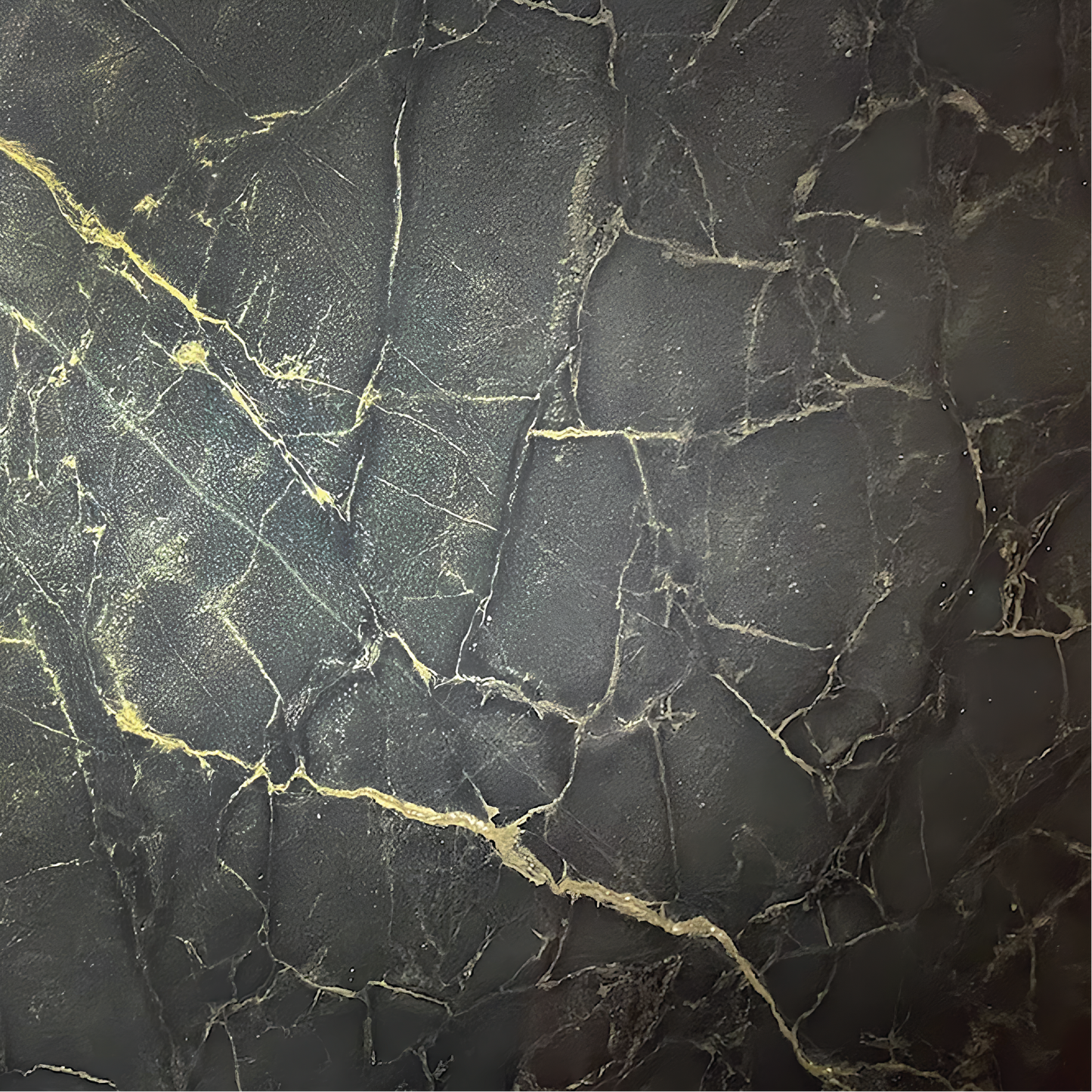 Close-up cuarcita Golden Green, vetas verdes y doradas, textura natural pulida.