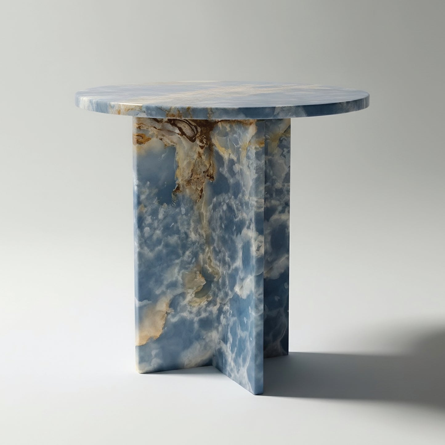 Mesa auxiliar CHIC en ónix Azul Ocean en espacio moderno, mesa de piedra natural azul translúcida.