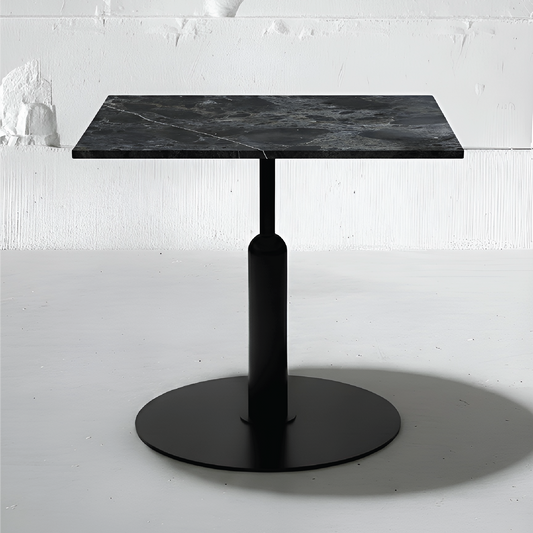 Mesa Bistró Robust cuadrada en cuarcita Negro Casper con base Apollo negra.