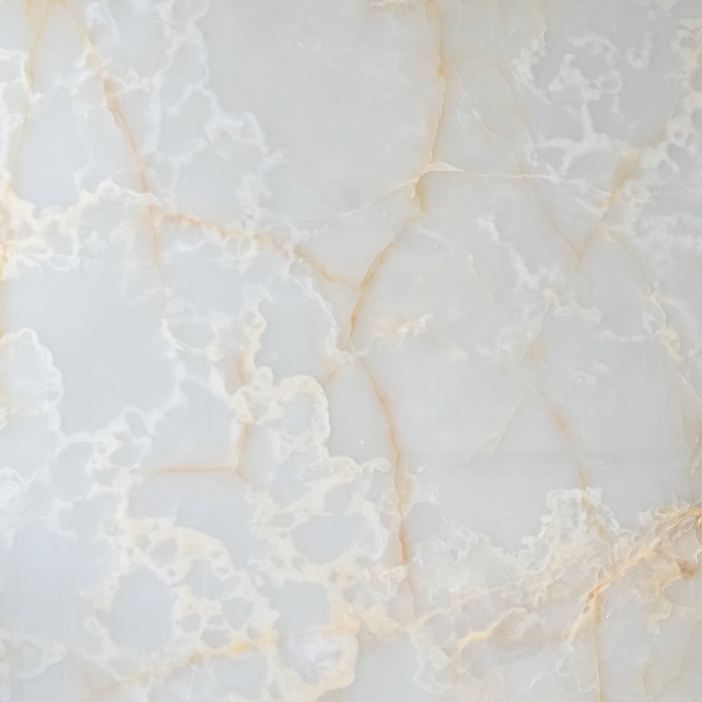 Textura de Onyx Blanco. Piedra natural con vetas suaves y acabado translúcido.