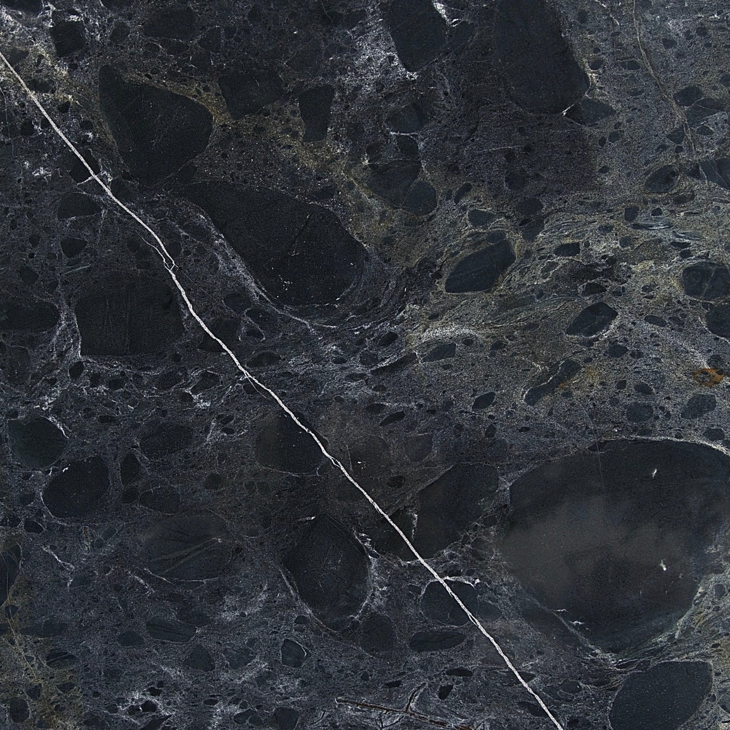 Detalle de la cuarcita Negro Casper con vetas grises y acabado pulido.