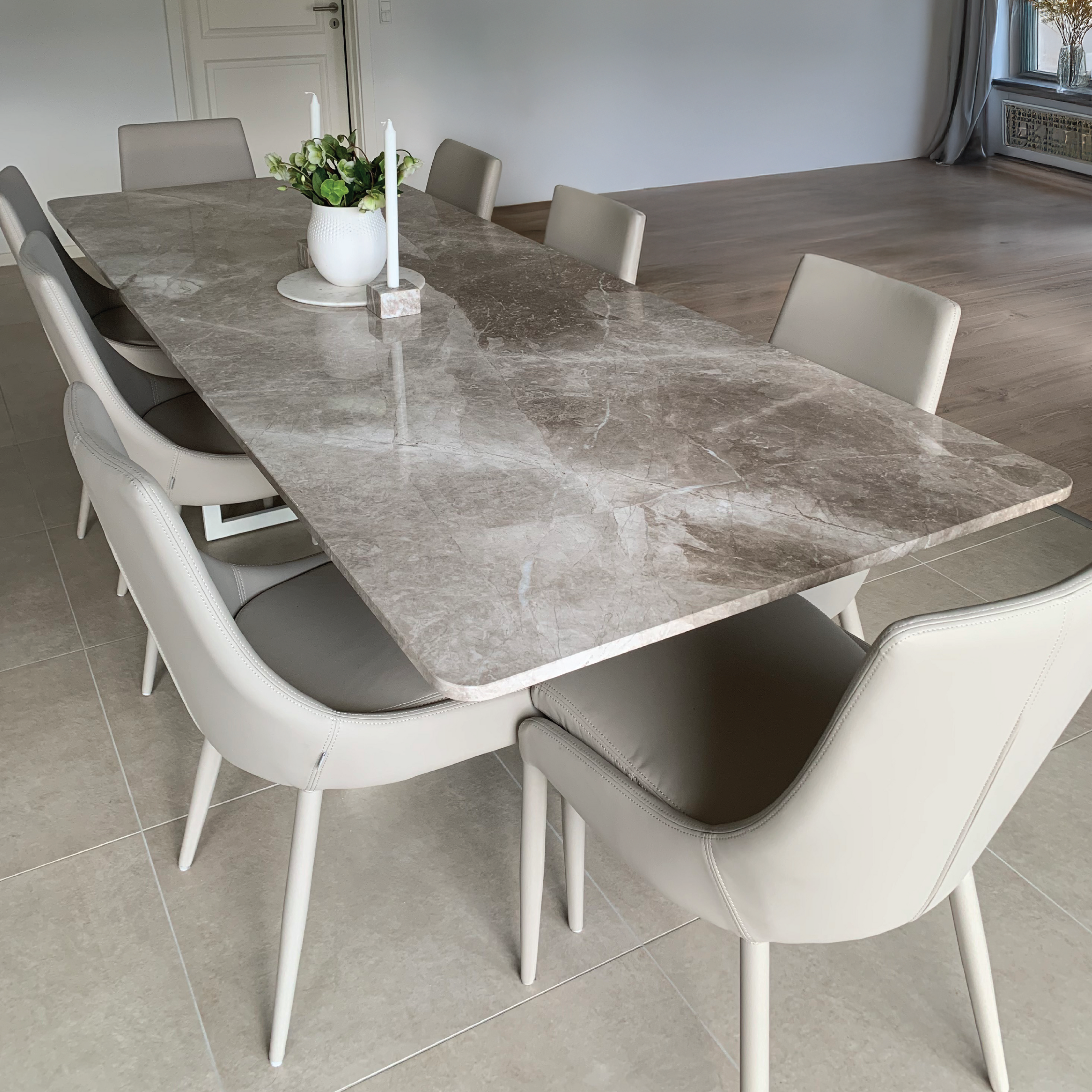 Mesa de comedor Lumen rectangular con bordes redondeados, en un ambiente minimalista.
