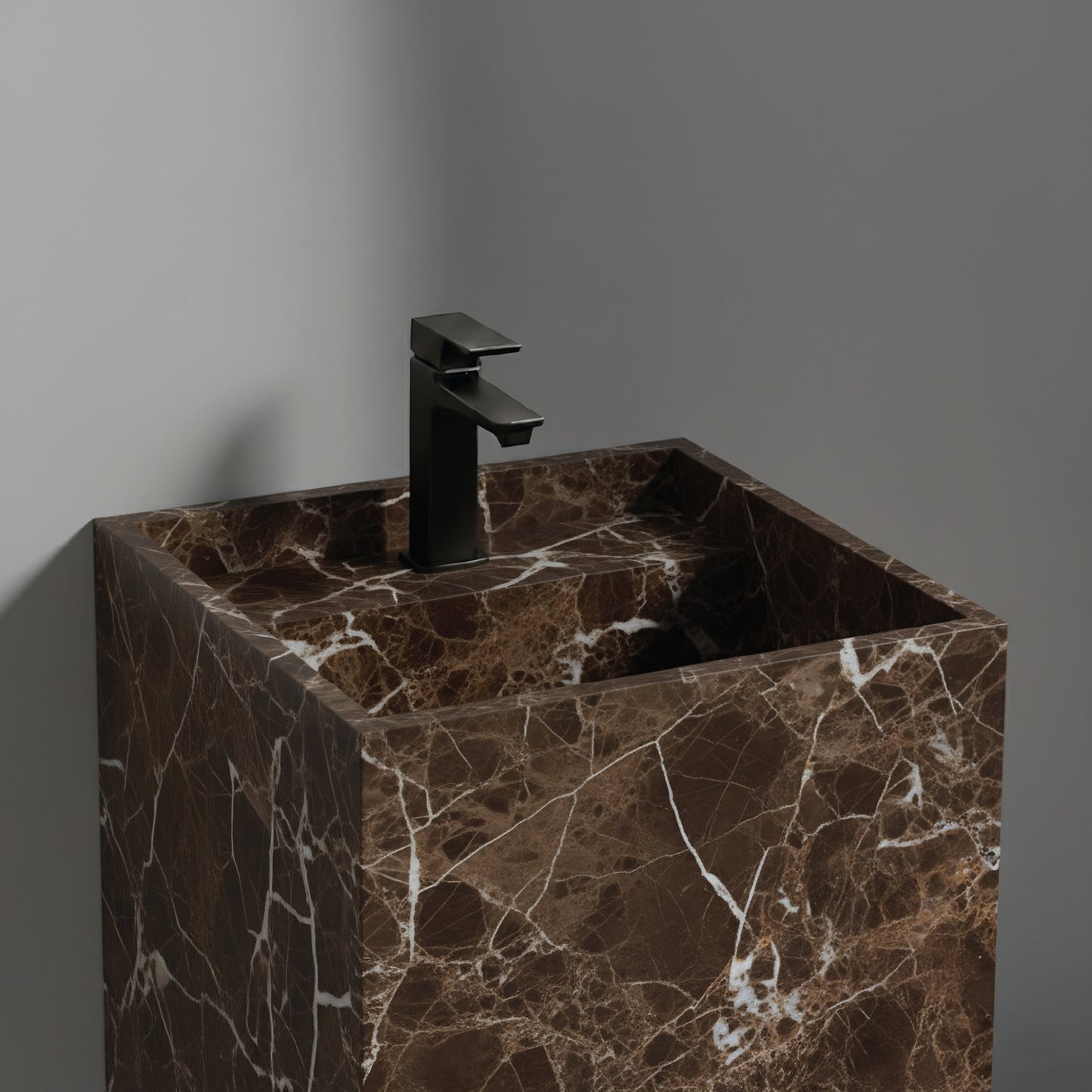 Lavabo Totem en Mármol Emperador con agujero para grifo, acabado pulido en tonos marrón chocolate.