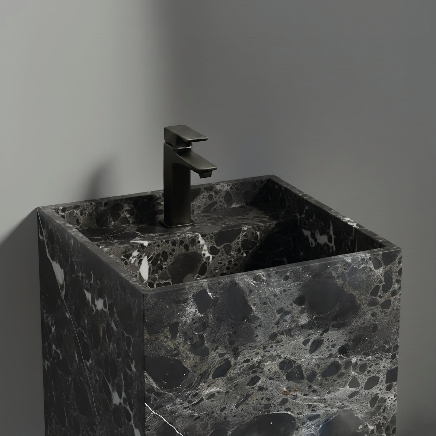 Lavabo Totem en Mármol Negro Casper con agujero para grifo, lavabo de mármol negro pulido de estilo minimalista.