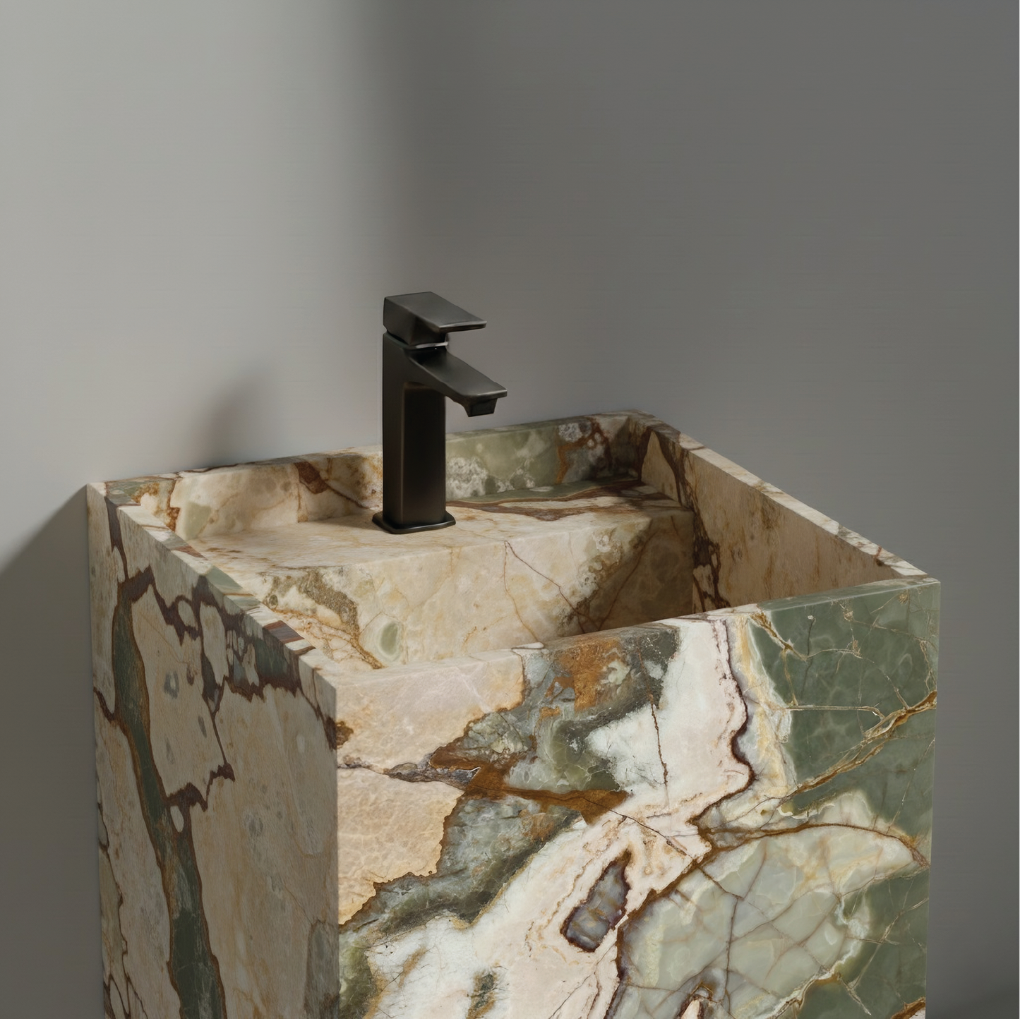 Lavabo Totem en Ónix Verde Clásico con agujero para grifo, piedra semipreciosa verde.