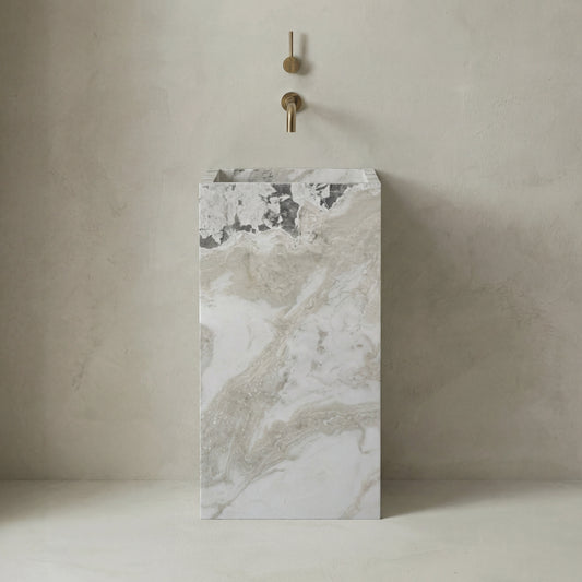 Lavabo Totem Seren en Mármol Dover sin agujero, mármol claro pulido con vetas suaves y textura luminosa.