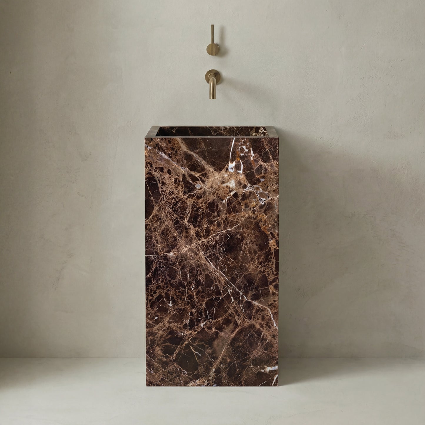 Lavabo Totem Seren en Mármol Emperador sin agujero, mármol marrón pulido con vetas claras naturales.