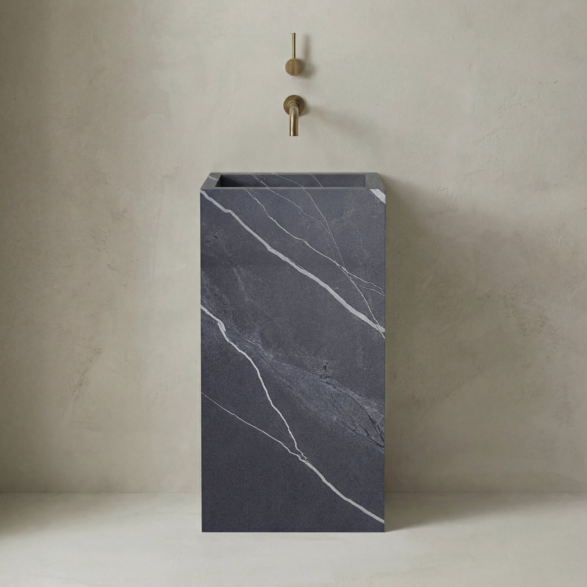 Lavabo Totem Seren en Cuarcita Negra Zebra sin agujero para grifo, diseño monolítico de piedra natural para baños de lujo.
