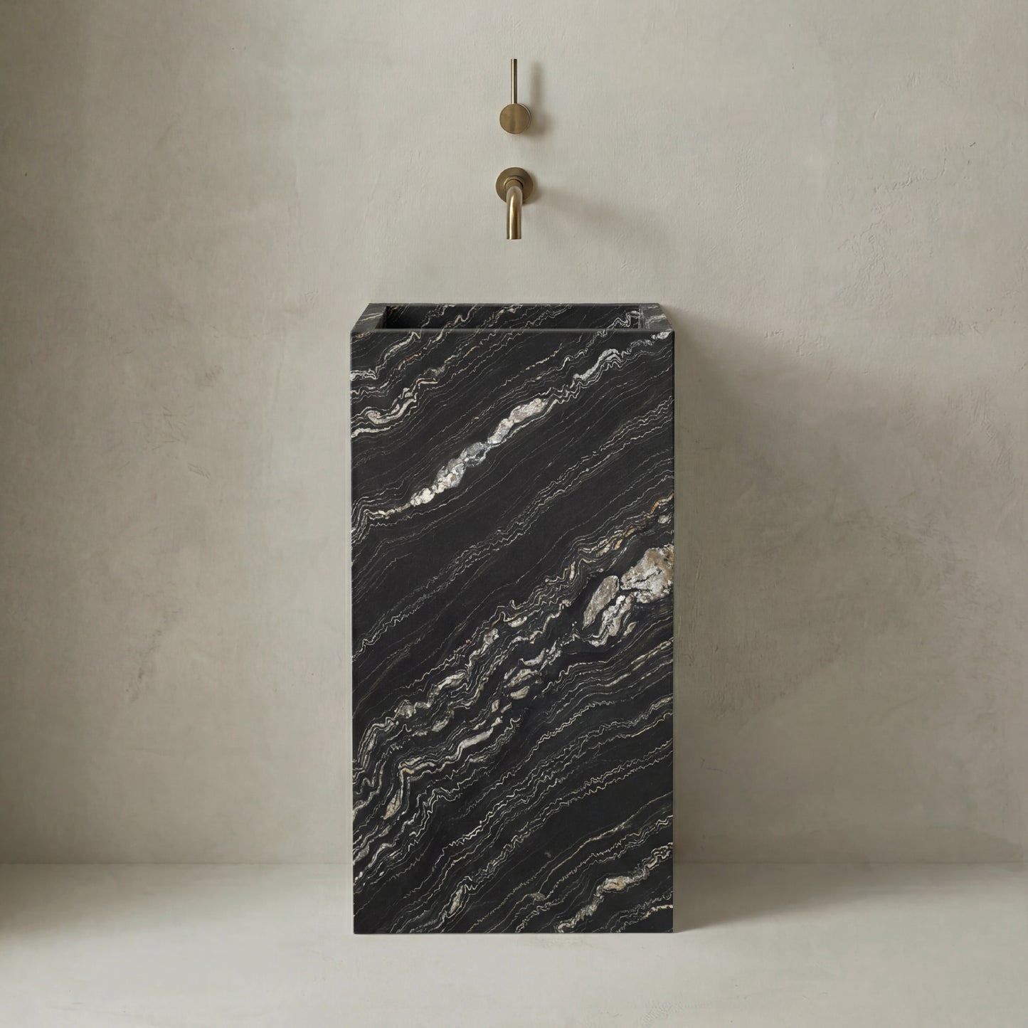 Lavabo Totem Seren en Cuarcita Belvedere Tropical Storm sin agujero, piedra negra pulida con vetas onduladas metálicas.