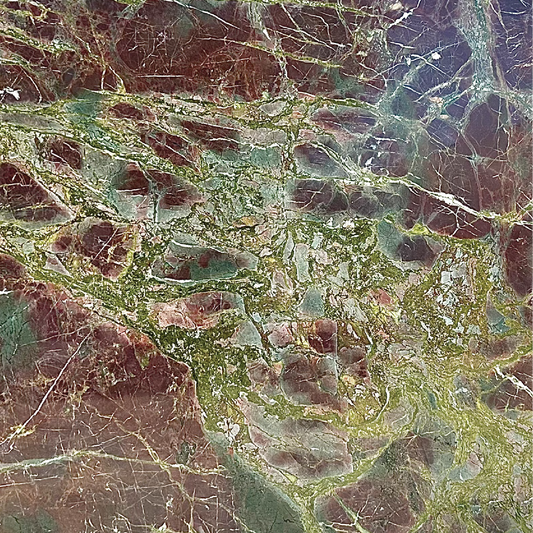 Detalle de la Cuarcita Granada, tonos rojizos y textura mineral natural para baños de lujo.