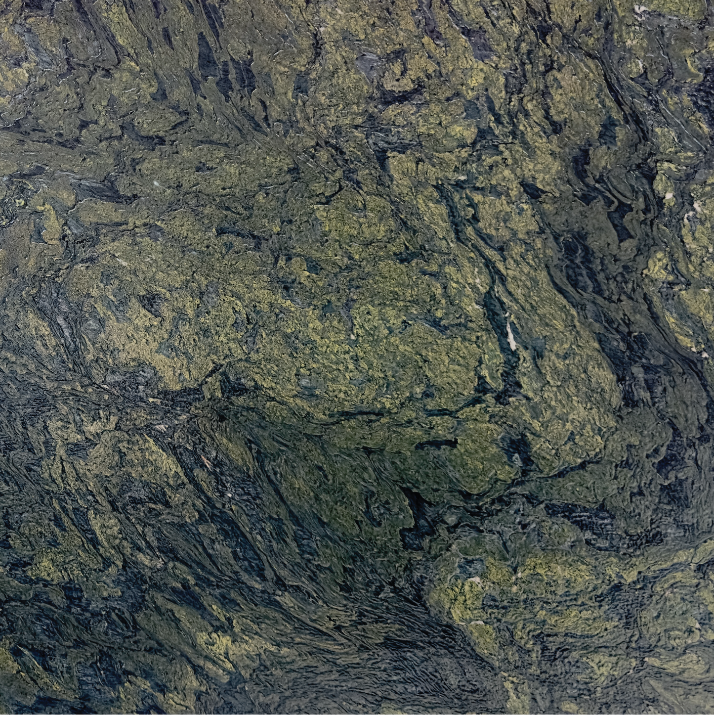 Detalle de Cuarcita Verde Amazonia, textura mineral verde con vetas naturales para lavabos de lujo.