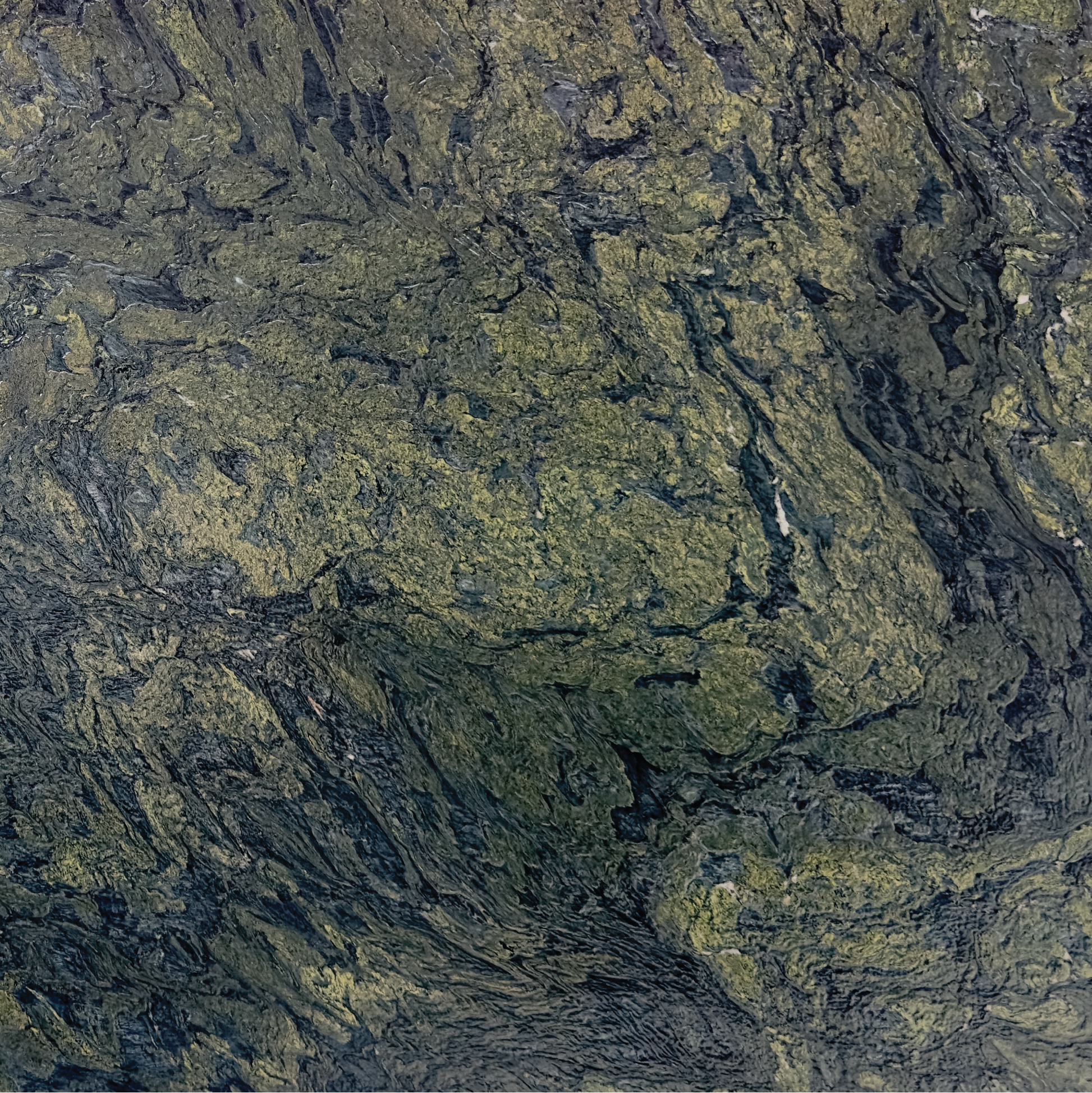 Detalle de Cuarcita Verde Amazonia, textura mineral verde con vetas naturales para lavabos de lujo.