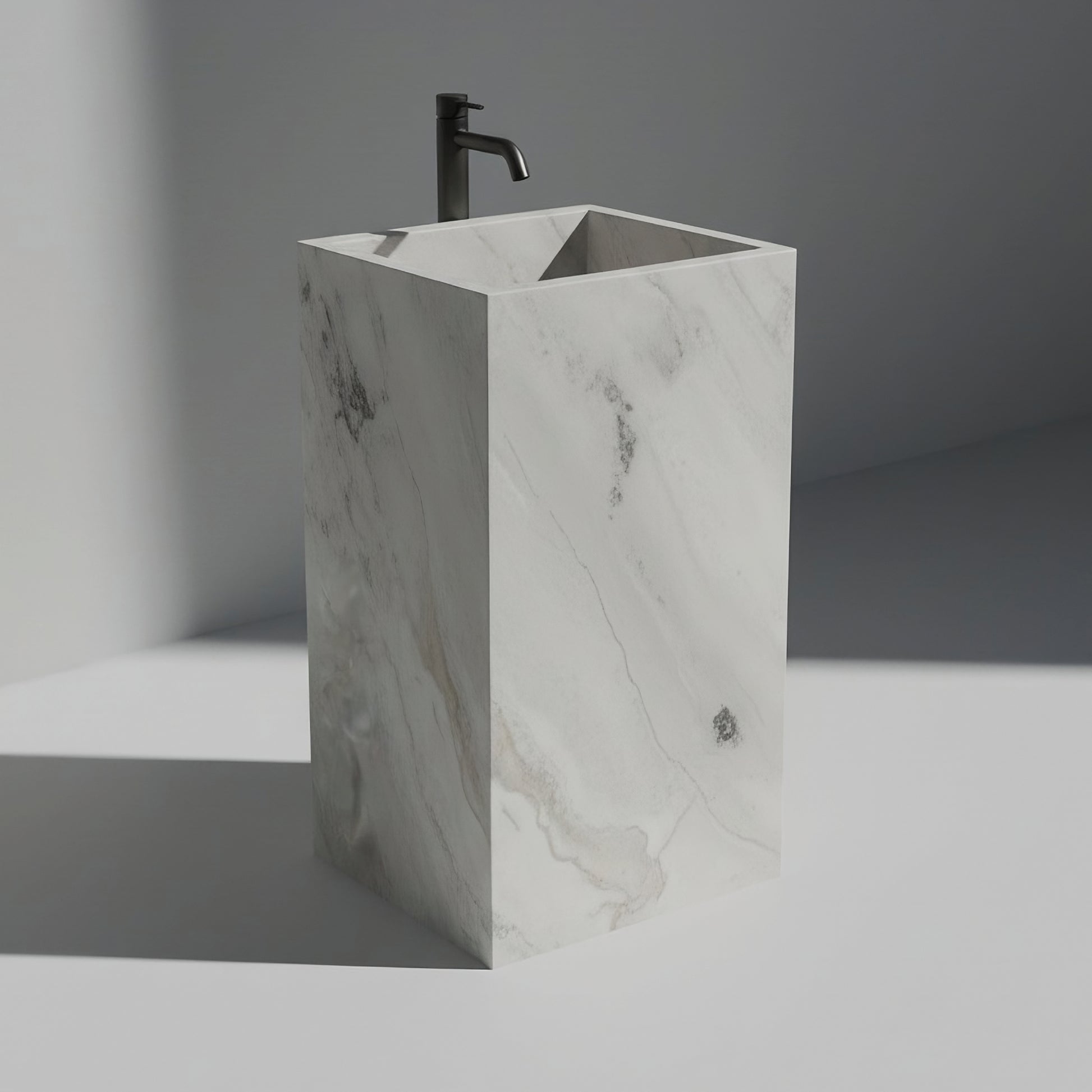 Lavabo Totem Seren en Mármol Dover sin agujero, mármol claro pulido con vetas suaves y textura luminosa.