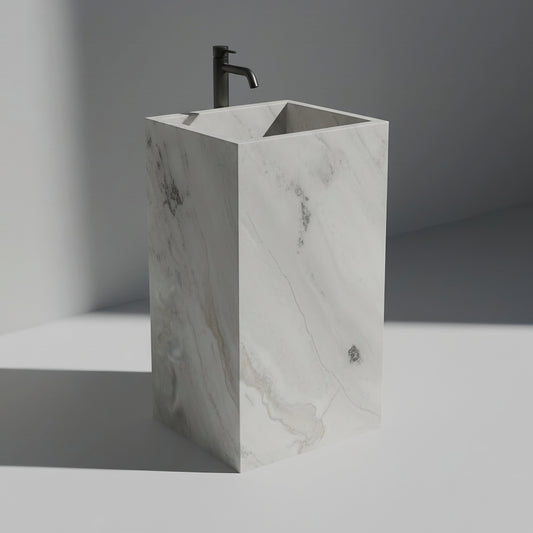 Lavabo Totem Seren en Mármol Dover sin agujero, mármol claro pulido con vetas suaves y textura luminosa.