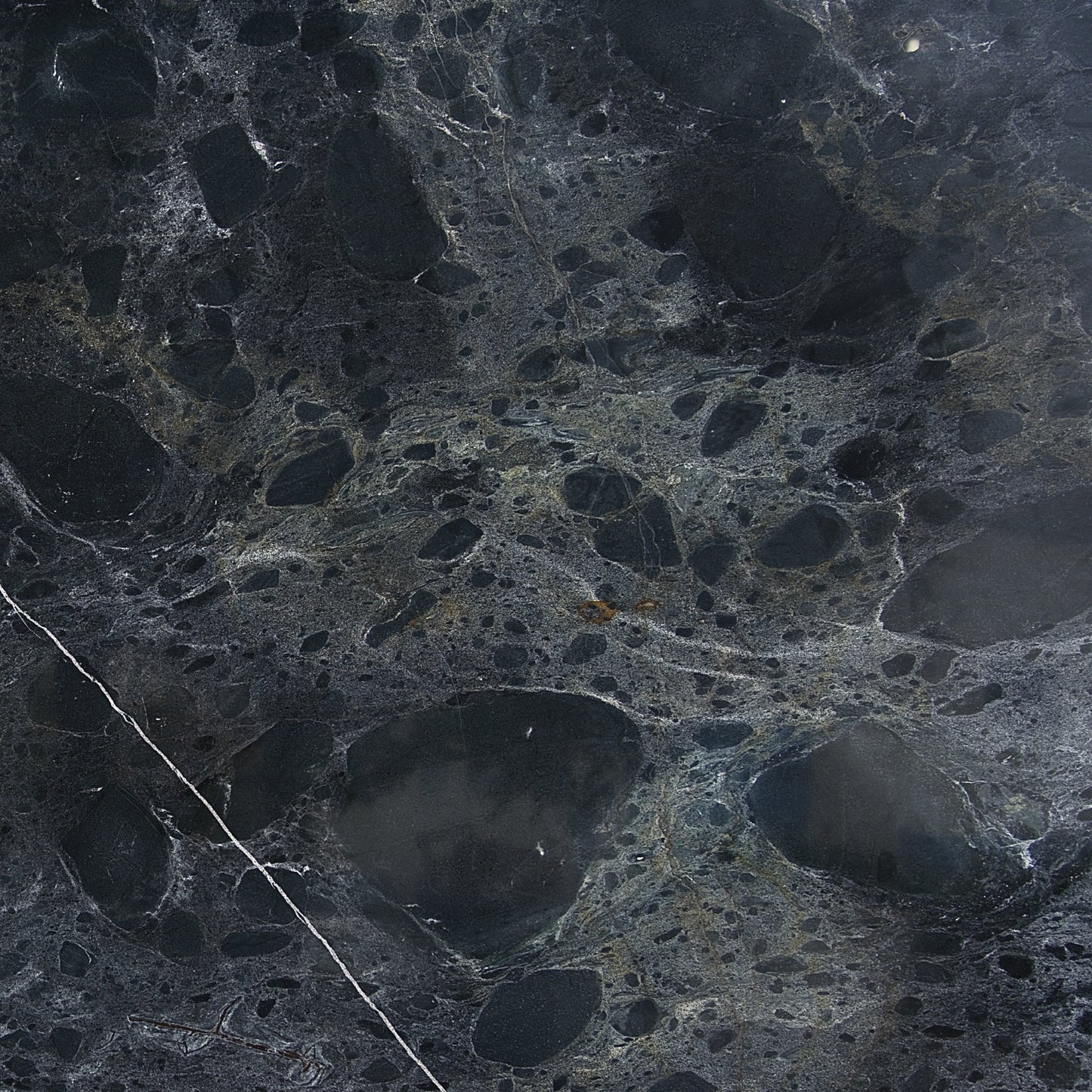 Detalle del Mármol Negro Casper natural, vetas grises sobre fondo negro, piedra premium para lavabos de lujo.