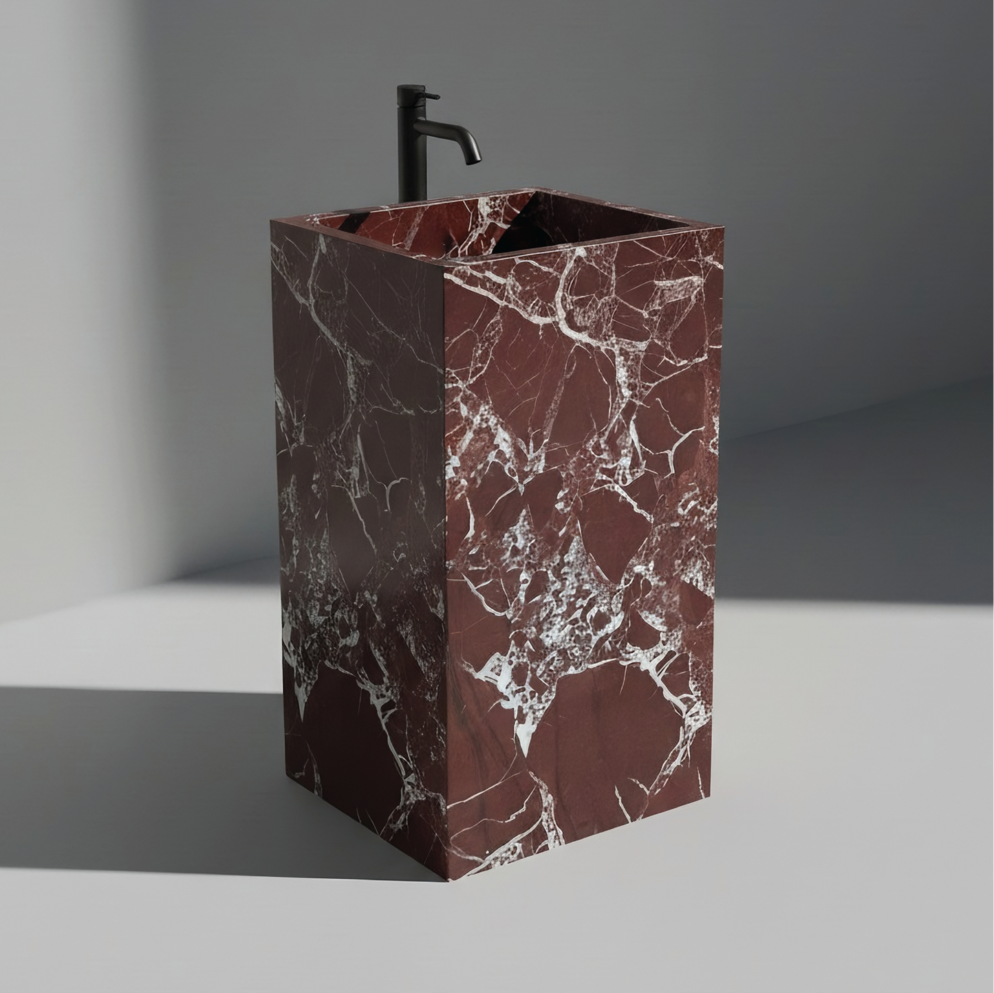 Lavabo Totem Seren en Mármol Rosso Levanto sin agujero, mármol burdeos pulido con vetas blancas contrastadas.