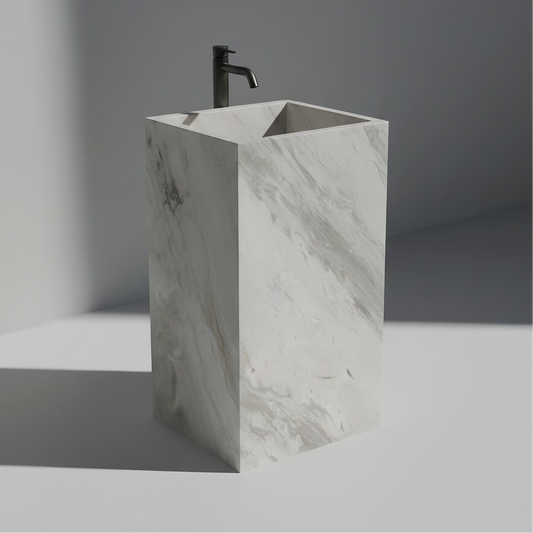 Lavabo Totem Seren en Mármol Volakas sin agujero, mármol blanco pulido con vetas grises diagonales.