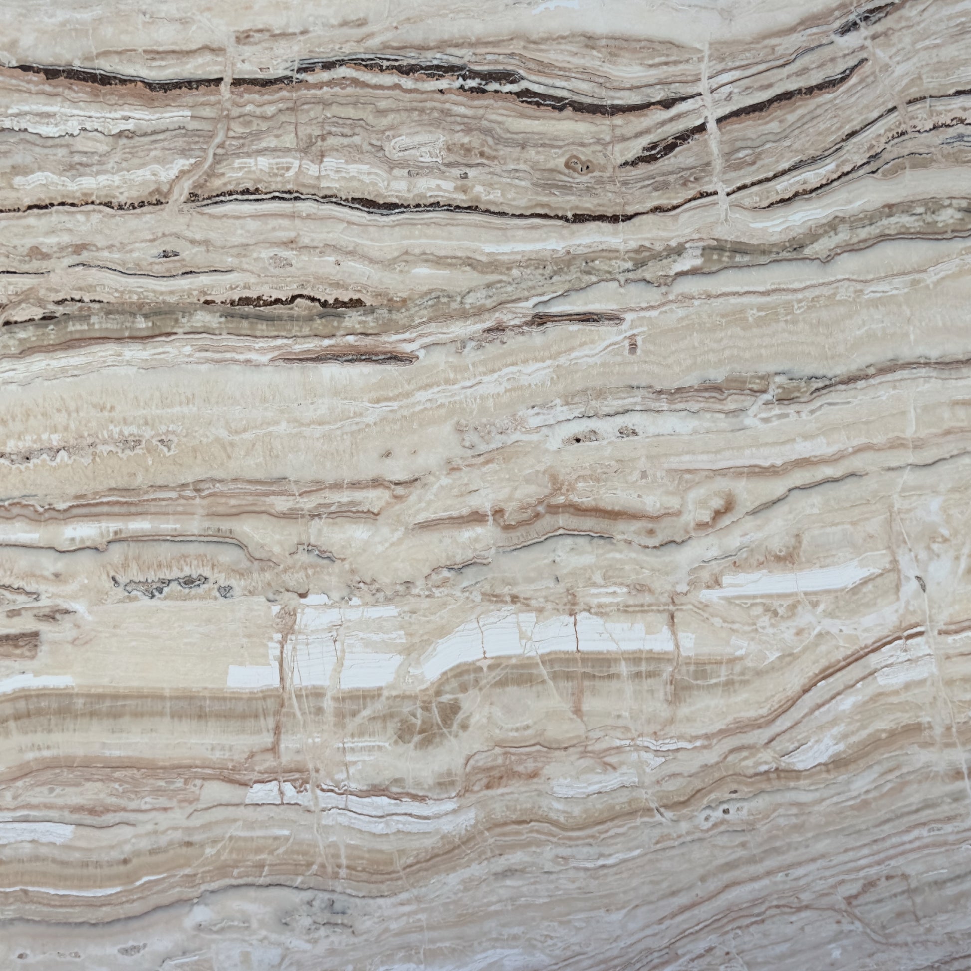 Detalle del Ónix Avorio, piedra semipreciosa de tonos marfil y vetas translúcidas naturales.