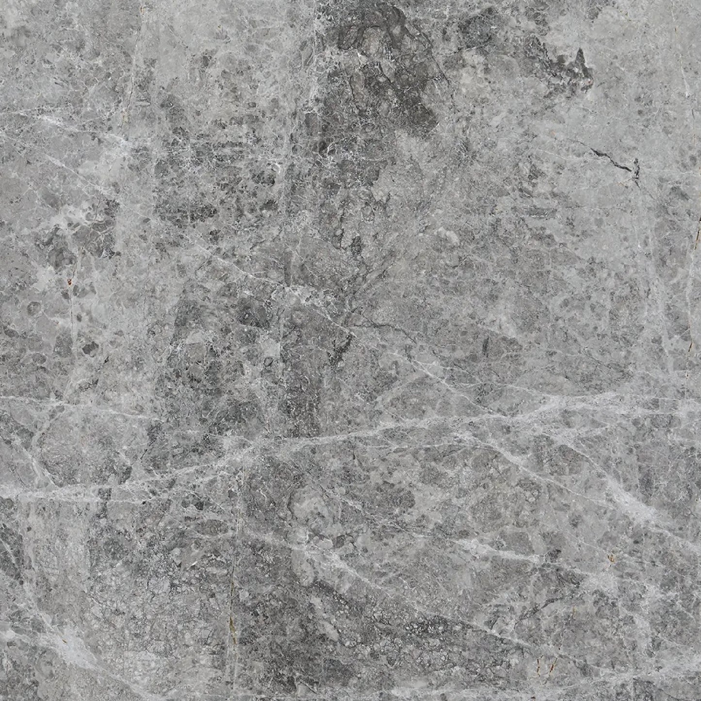 Detalle del Mármol Tundra Grey, vetas grises suaves y superficie pulida natural.