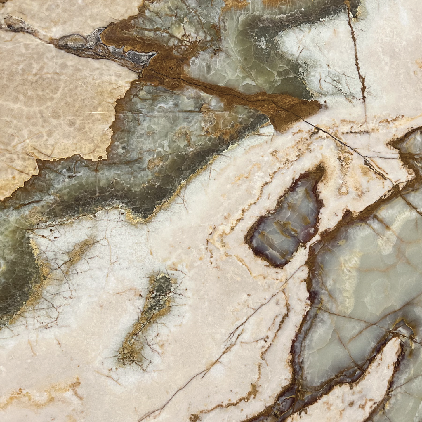 Detalle del Ónix Verde Clásico, vetas verdes y translucidez natural.