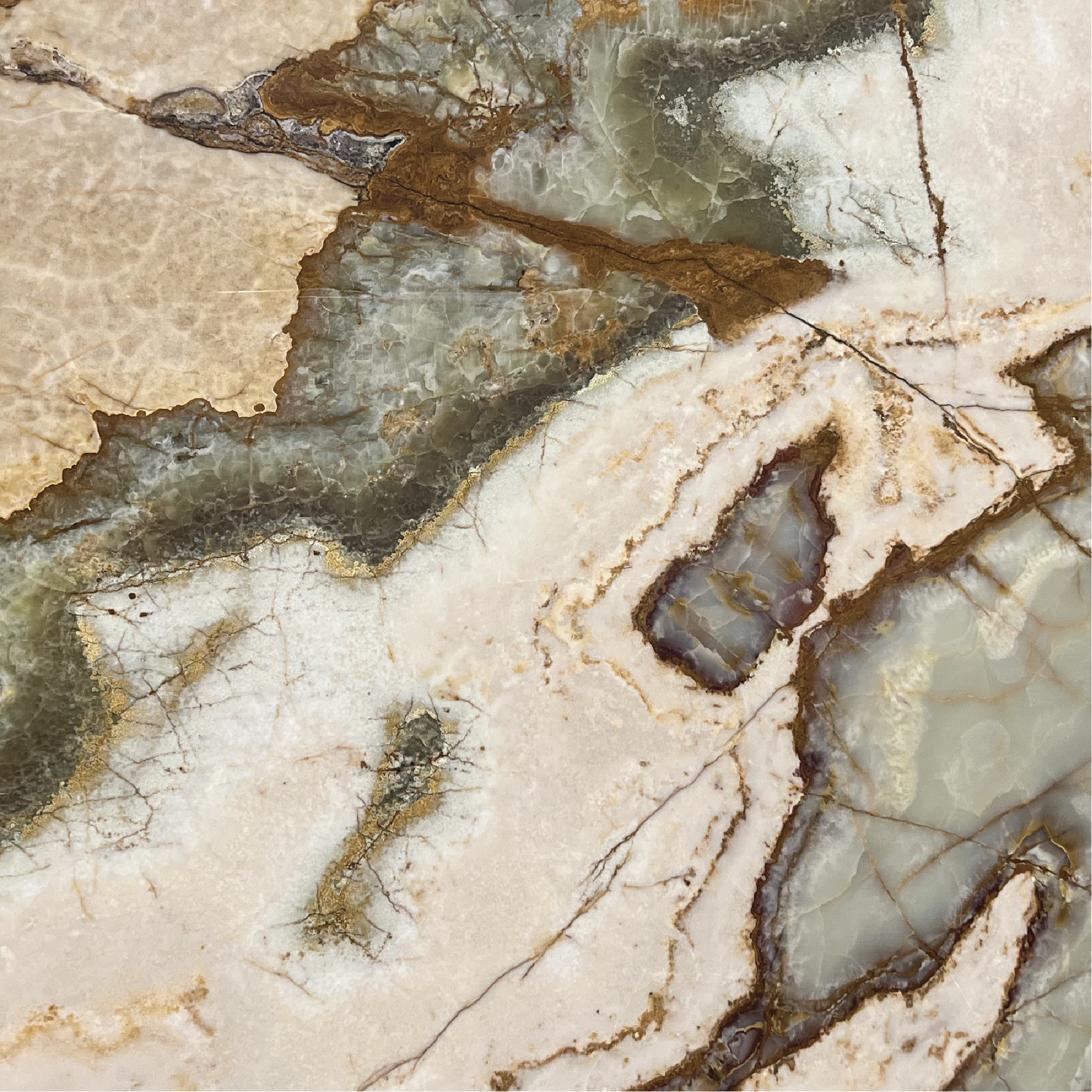 Detalle del Ónix Verde Clásico, vetas verdes y translucidez natural.