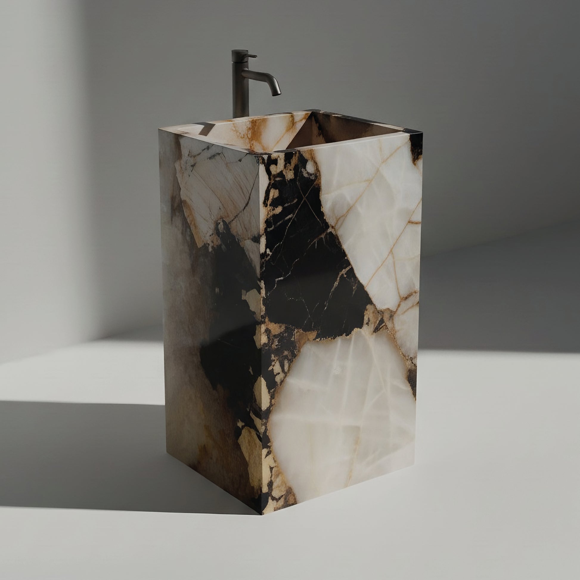 Lavabo Totem Seren de pedestal en Cuarcita Patagonia, piedra natural exótica con vetas cálidas y frías, acabado pulido.