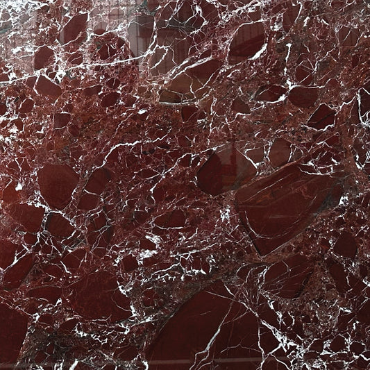 Detalle del Mármol Rosso Levanto con vetas blancas y acabado pulido