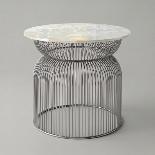 Mesa auxiliar Abcheck en ónix blanco natural con estructura metálica y diseño escultórico