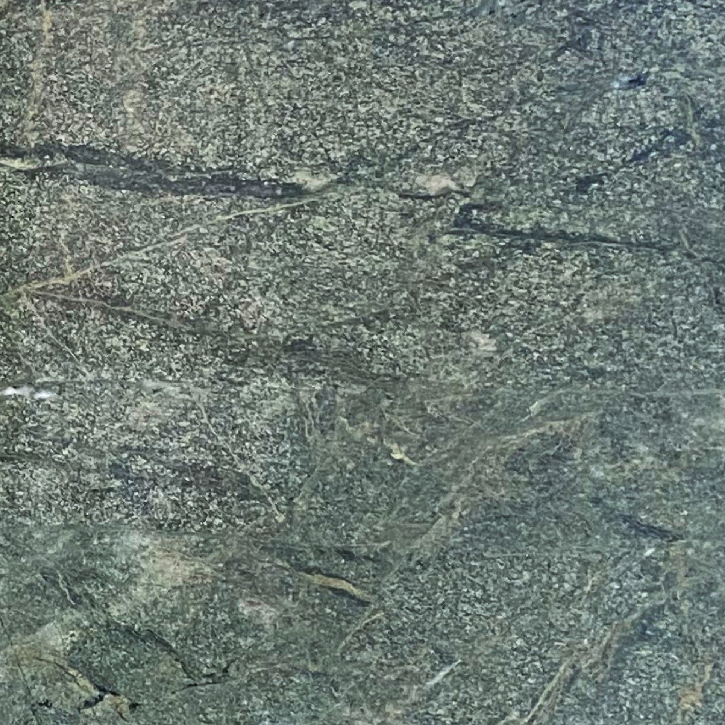 Detalle de cuarcita Costa Esmeralda, textura verde con vetas doradas, piedra natural premium para mobiliario de lujo.