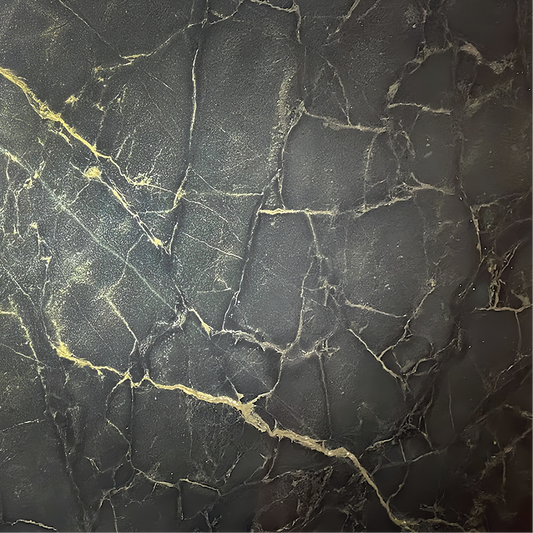 Close-up cuarcita Golden Green, vetas verdes y doradas, textura natural pulida.