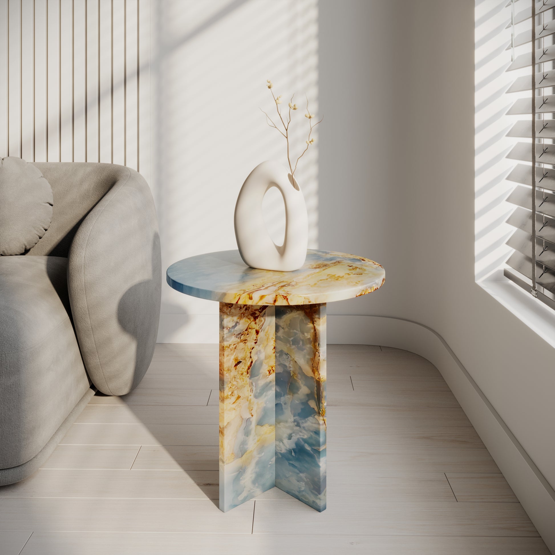 Mesa auxiliar redonda de ónix azul ocean natural con base cruzada, diseño minimalista artesanal hecha en España.