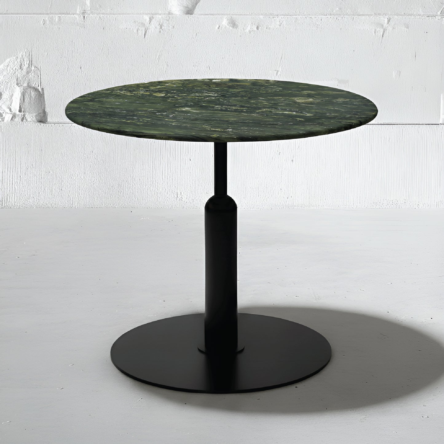 Mesa Bistró Robust en cuarcita Verde Amazonia con base Apollo negra, estilo minimalista contemporáneo.