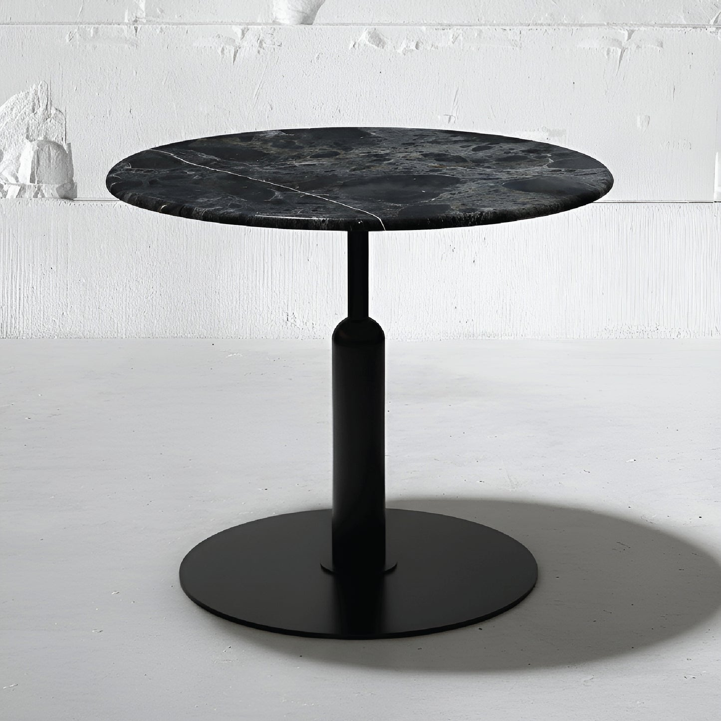 Mesa Bistró Robust en cuarcita Negro Casper con base Apollo negra, estilo minimalista premium.