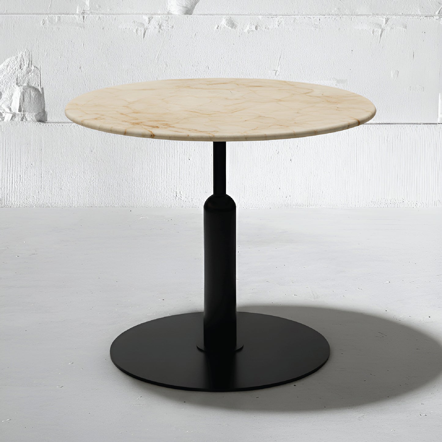 Mesa Bistró Robust con tapa de mármol Crema Persa y base Apollo negra, estilo minimalista y contemporáneo.