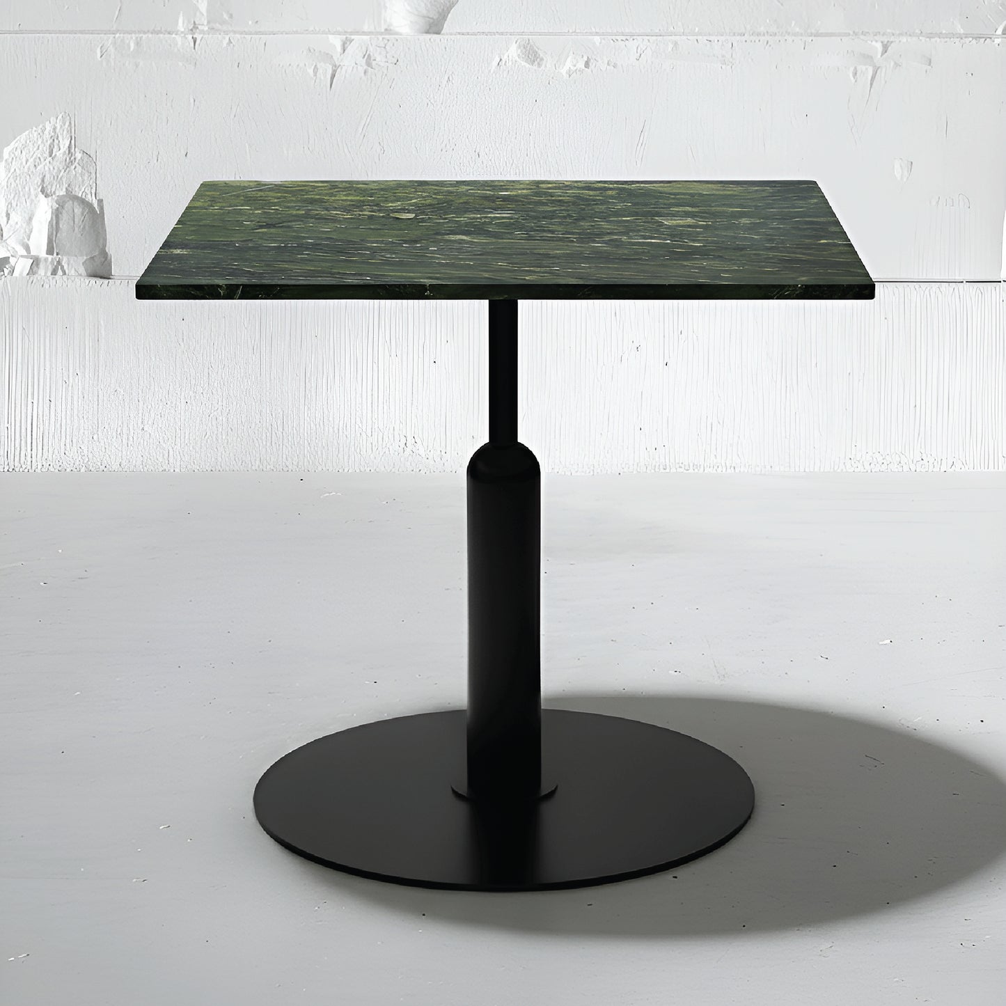 Mesa Bistró Robust cuadrada en cuarcita Verde Amazonia con base Apollo negra.
