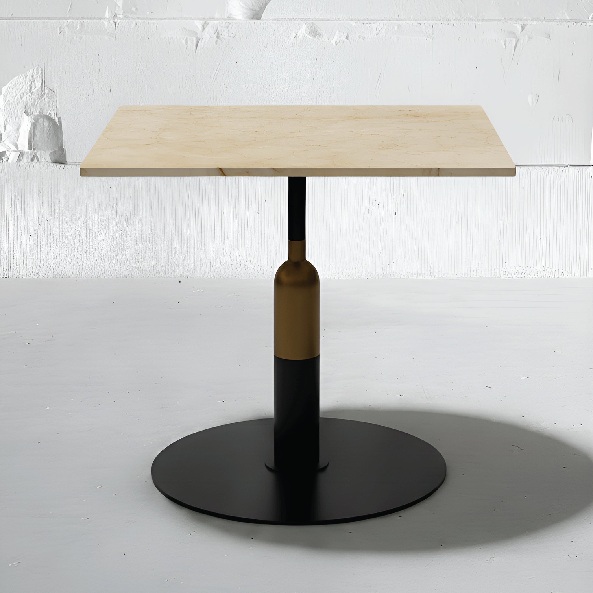 Mesa Bistró Robust cuadrada en mármol Crema Persa con base Apollo dorada.