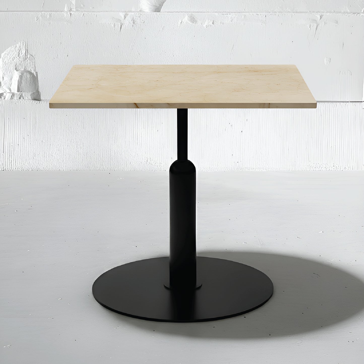Mesa Bistró Robust cuadrada en mármol Crema Persa con base Apollo negra.