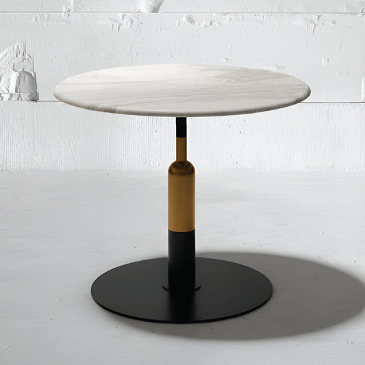 Mesa Bistró Robust con tapa de mármol Blanco Aramis y base Apollo dorada, diseño elegante para hostelería.