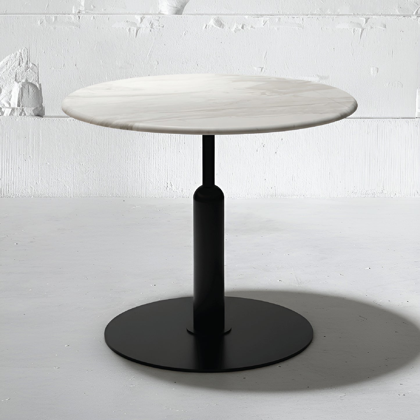 Mesa Bistró Robust con tapa de mármol Blanco Aramis y base Apollo negra en ambiente minimalista.