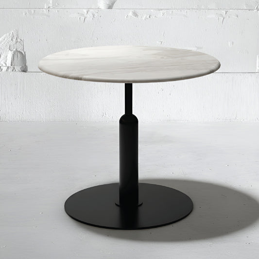 Mesa Bistró Robust con tapa de mármol Blanco Aramis y base Apollo negra en ambiente minimalista.