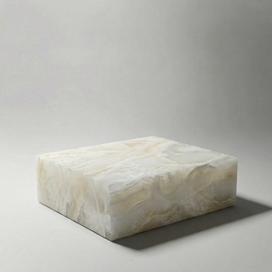Mesa centro The Cube en Ónix Blanco con diseño cúbico y acabado pulido.